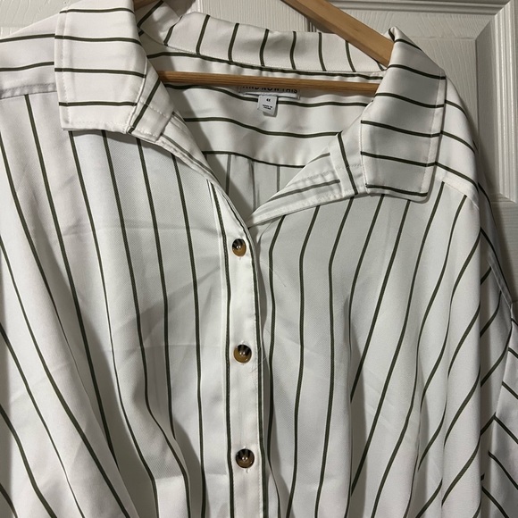 Midriff  Blouse - Picture 2 of 6